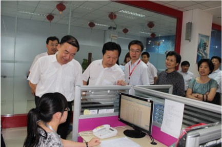 河南省副省長(zhǎng)徐濟(jì)超帶領(lǐng)省企業(yè)參觀(guān)團(tuán)蒞臨我公司參觀(guān)指導(dǎo)