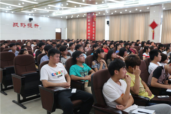 歡迎新鄉(xiāng)學(xué)院計算機(jī)與信息工程學(xué)院師生一行來到青峰網(wǎng)絡(luò)參觀