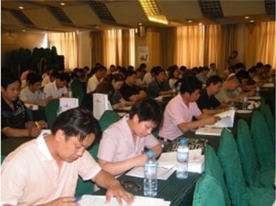 20090619172233客戶認真聆聽，并用筆記載著這精彩的內(nèi)容 2